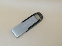 SanDisk Ultra Flair 32GB USB 3.0 Stick - Silber/ Schwarz...